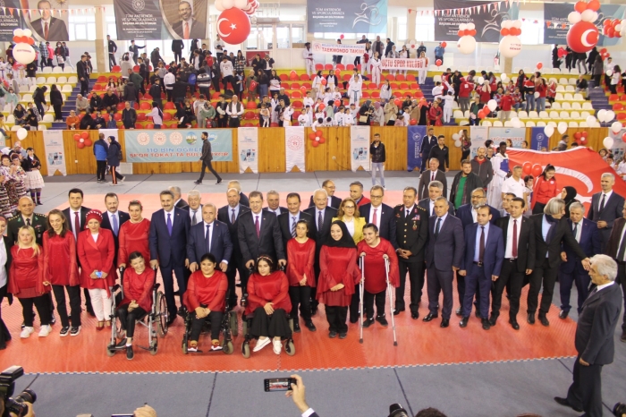 Tokat' ta " 19 Mayıs Atatürk'ü Anma Gençlik ve Spor Bayramı " Düzenlenen Tören ile Kutlandı.
